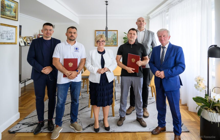 Zdjęcie przedstawia uczestników uroczystości podpisania umowy na wsparcie ratownictwa wodnego