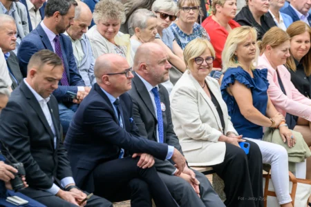 Zdjęcie przedstawia uczestników galu finałowej "Fundusz sołecki - najlepsza inicjatywa"