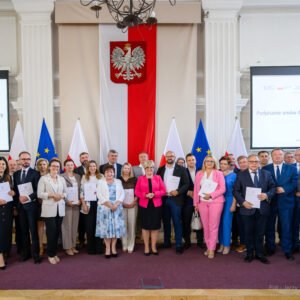 Zdjęcie przedstawia uczestników podpisania umów w ramach programów rządowych