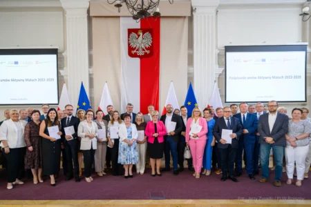 Zdjęcie przedstawia uczestników podpisania umów w ramach programów rządowych