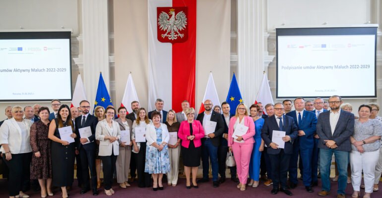 Zdjęcie przedstawia uczestników podpisania umów w ramach programów rządowych
