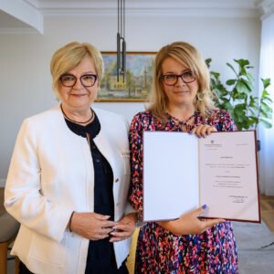 Zdjęcie przedstawia Magdalenę Turzę-Krajewską - konsultanta wojewódzkiego w dziedzinie psychoterapii uzależnień oraz wojewodę podkarpackiego Teresę Kubas-Hul