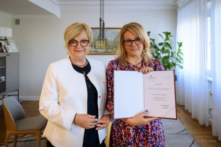 Zdjęcie przedstawia Magdalenę Turzę-Krajewską - konsultanta wojewódzkiego w dziedzinie psychoterapii uzależnień oraz wojewodę podkarpackiego Teresę Kubas-Hul