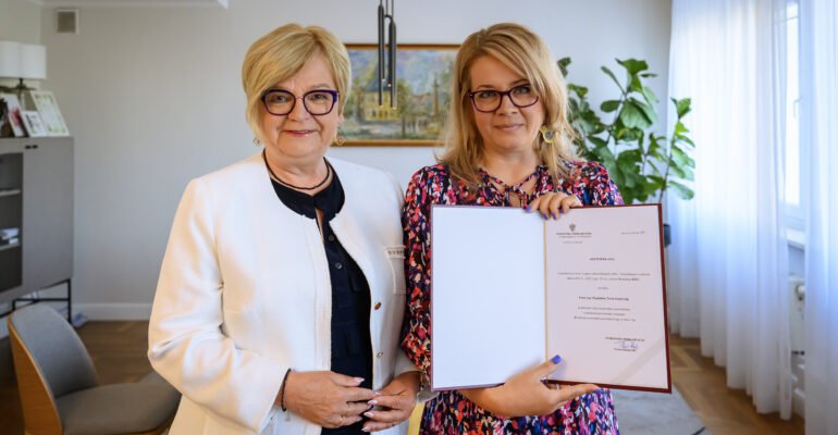 Zdjęcie przedstawia Magdalenę Turzę-Krajewską - konsultanta wojewódzkiego w dziedzinie psychoterapii uzależnień oraz wojewodę podkarpackiego Teresę Kubas-Hul