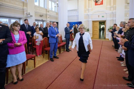 Zdjęcie przedstawia uczestników uroczystości wręczenia odznaczeń państwowych