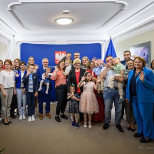 Zdjęcie przedstawia uczestników spotkania z rodzinami zastępczymi