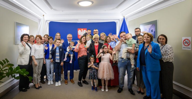 Zdjęcie przedstawia uczestników spotkania z rodzinami zastępczymi