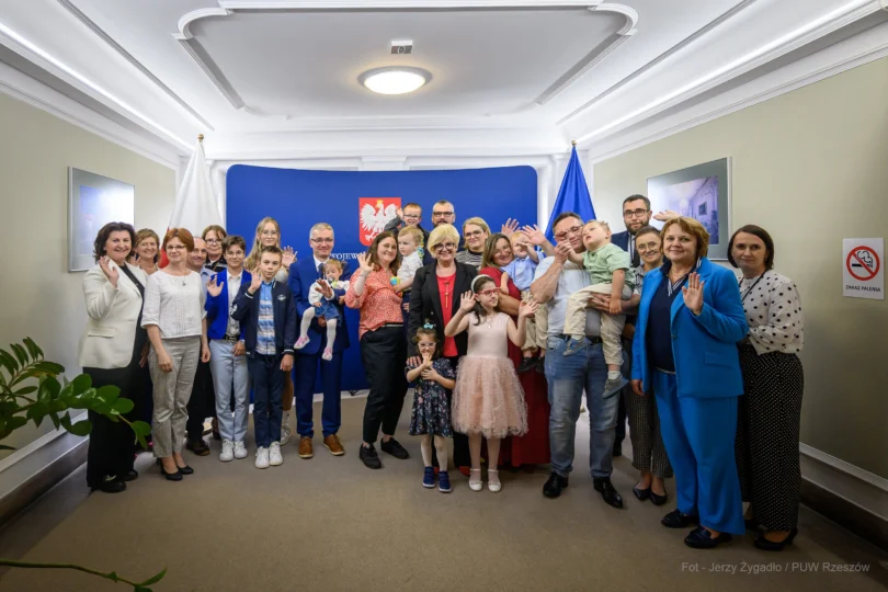 Zdjęcie przedstawia uczestników spotkania z rodzinami zastępczymi