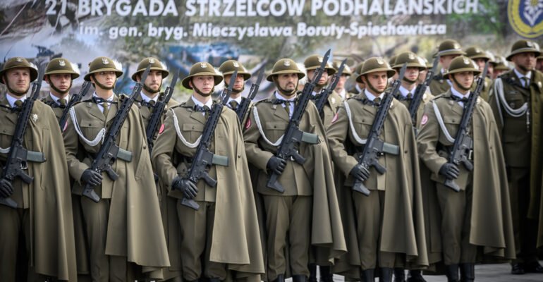 Zdjęcie przedstawia uczestników obchodów Święta 21 Brygady Strzelców Podhalańskich