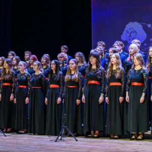 Zdjęcie przedstawia uczestników jubileuszu I Liceum Ogólnokształcącego w Krośnie