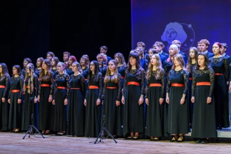 Zdjęcie przedstawia uczestników jubileuszu I Liceum Ogólnokształcącego w Krośnie