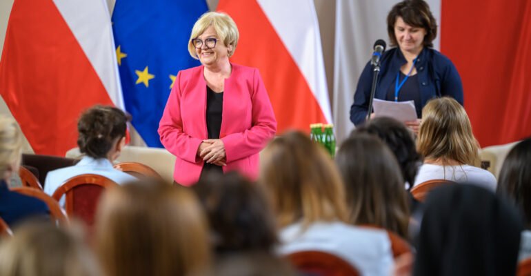 Zdjęcie przedstawia uczestników konferencji w sali kolumnowej PUW