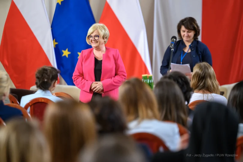 Zdjęcie przedstawia uczestników konferencji w sali kolumnowej PUW