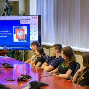 Zdjęcie przedstawia uczestników spotkania z szefową Służby Cywilnej Anitą Noskowską Piątkowską