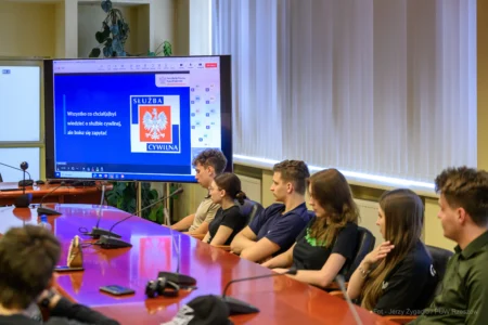 Zdjęcie przedstawia uczestników spotkania z szefową Służby Cywilnej Anitą Noskowską Piątkowską