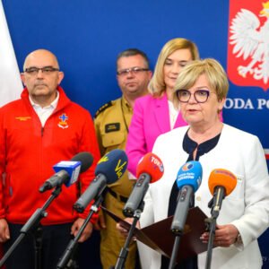 Zdjęcie przedstawia uczestników konferencji prasowej wojewody na temat bezpiecznych wakacji
