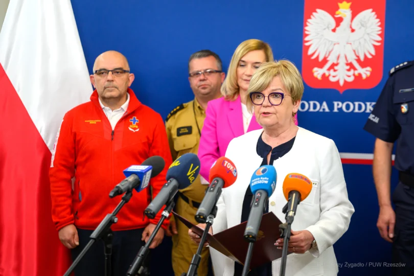 Zdjęcie przedstawia uczestników konferencji prasowej wojewody na temat bezpiecznych wakacji