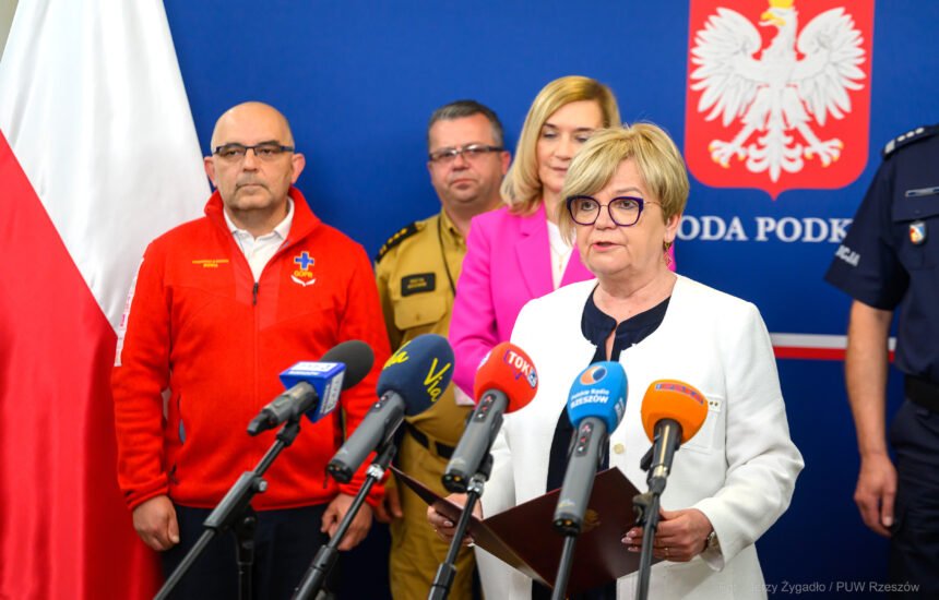 Zdjęcie przedstawia uczestników konferencji prasowej wojewody na temat bezpiecznych wakacji