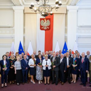 Zdjęcie przedstawia uczestników uroczystości wręczenia odznaczeń państwowych
