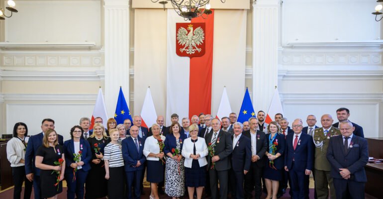 Zdjęcie przedstawia uczestników uroczystości wręczenia odznaczeń państwowych
