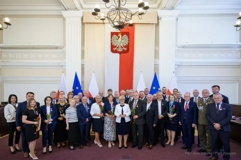Zdjęcie przedstawia uczestników uroczystości wręczenia odznaczeń państwowych