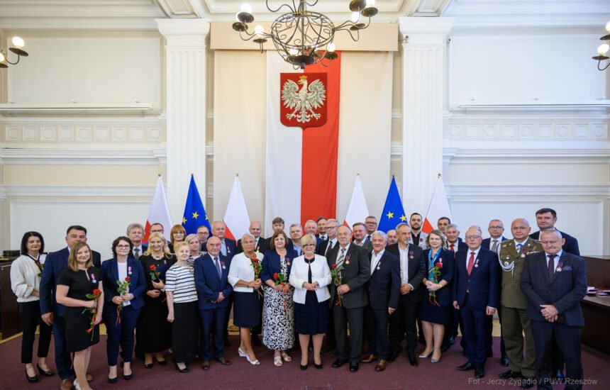 Zdjęcie przedstawia uczestników uroczystości wręczenia odznaczeń państwowych