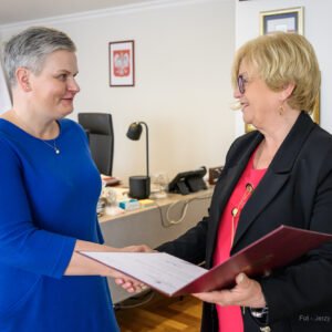 Zdjęcie przedstawia wojewodę podkarpackiego Teresę Kubas-Hul i konsultanta wojewódzkiego w dziedzinie chorób płuc Agnieszkę Zalewską-Pastułę