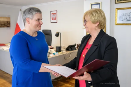 Zdjęcie przedstawia wojewodę podkarpackiego Teresę Kubas-Hul i konsultanta wojewódzkiego w dziedzinie chorób płuc Agnieszkę Zalewską-Pastułę