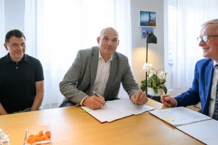 Zdjęcie przedstawia uczestników uroczystości podpisania umowy na wsparcie ratownictwa wodnego