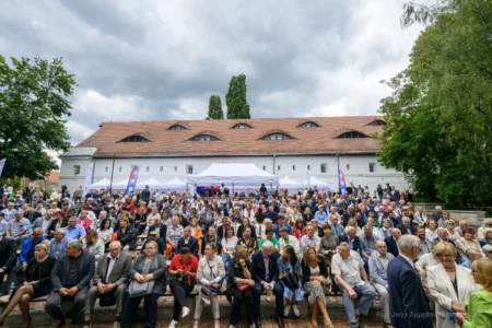 Zdjęcie przedstawia uczestników galu finałowej "Fundusz sołecki - najlepsza inicjatywa"
