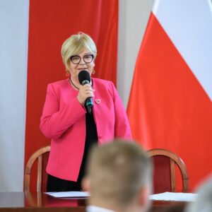 Zdjęcie przedstawia uczestników podpisania umów w ramach programów rządowych