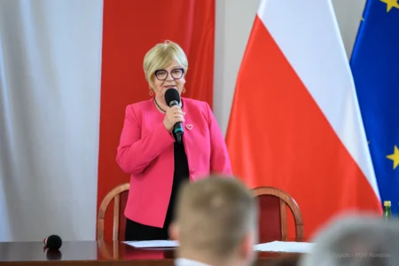 Zdjęcie przedstawia uczestników podpisania umów w ramach programów rządowych