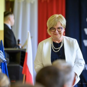 Zdjęcie przedstawia uczestników wojewódzkiej inauguracji roku szkolnego.