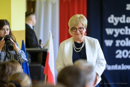 Zdjęcie przedstawia uczestników wojewódzkiej inauguracji roku szkolnego.