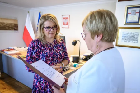 Zdjęcie przedstawia Magdalenę Turzę-Krajewską - konsultanta wojewódzkiego w dziedzinie psychoterapii uzależnień oraz wojewodę podkarpackiego Teresę Kubas-Hul