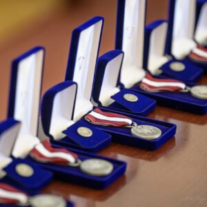 Zdjęcie przedstawia odznaki honorowe