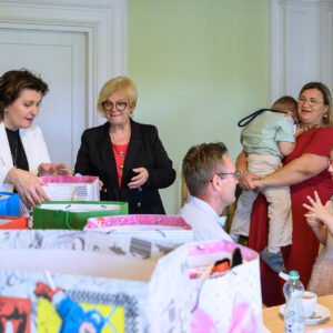 Zdjęcie przedstawia uczestników spotkania z rodzinami zastępczymi