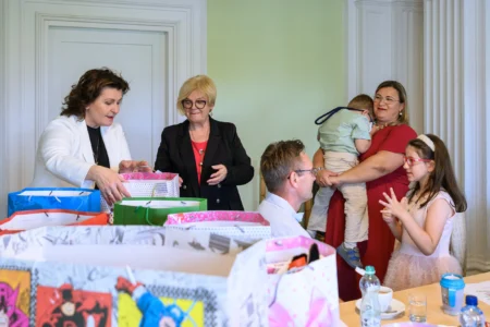 Zdjęcie przedstawia uczestników spotkania z rodzinami zastępczymi