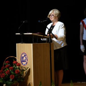 Zdjęcie przedstawia uczestników jubileuszu I Liceum Ogólnokształcącego w Krośnie