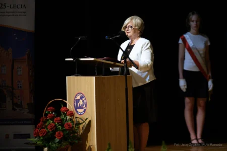 Zdjęcie przedstawia uczestników jubileuszu I Liceum Ogólnokształcącego w Krośnie