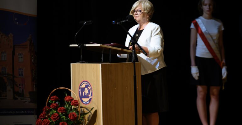 Zdjęcie przedstawia uczestników jubileuszu I Liceum Ogólnokształcącego w Krośnie