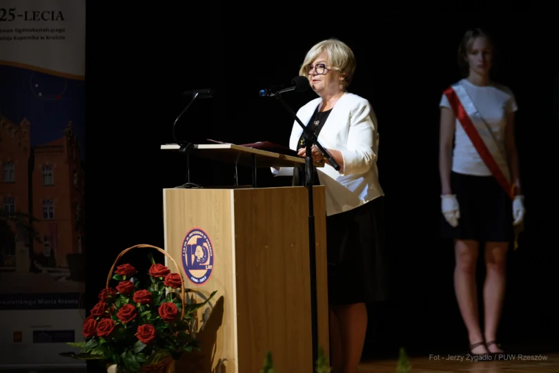 Zdjęcie przedstawia uczestników jubileuszu I Liceum Ogólnokształcącego w Krośnie