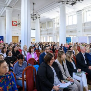 Zdjęcie przedstawia uczestników konferencji w sali kolumnowej PUW