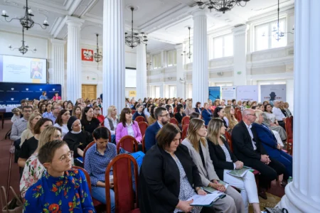 Zdjęcie przedstawia uczestników konferencji w sali kolumnowej PUW