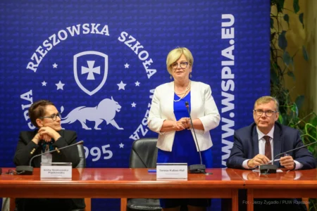Zdjęcie przedstawia uczestników spotkania z szefową Służby Cywilnej Anitą Noskowską Piątkowską