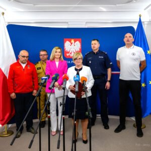 Zdjęcie przedstawia uczestników konferencji prasowej wojewody na temat bezpiecznych wakacji