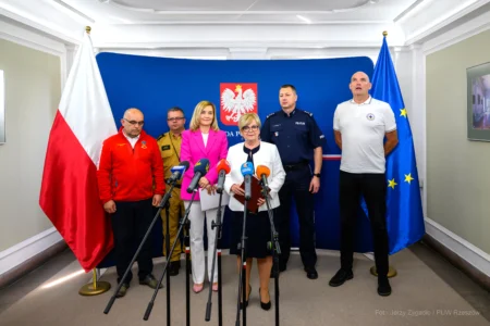 Zdjęcie przedstawia uczestników konferencji prasowej wojewody na temat bezpiecznych wakacji