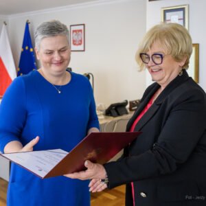 Zdjęcie przedstawia wojewodę podkarpackiego Teresę Kubas-Hul i konsultanta wojewódzkiego w dziedzinie chorób płuc Agnieszkę Zalewską-Pastułę