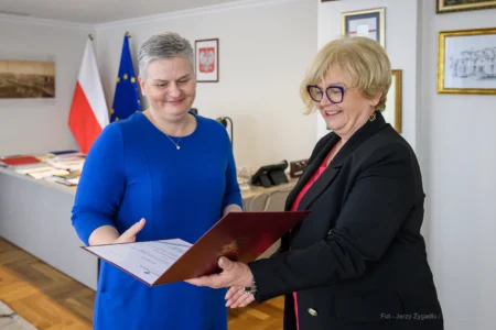 Zdjęcie przedstawia wojewodę podkarpackiego Teresę Kubas-Hul i konsultanta wojewódzkiego w dziedzinie chorób płuc Agnieszkę Zalewską-Pastułę