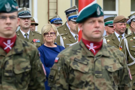 Zdjęcie przedstawia uczestników święta wojsk pancernych i zmechanizowanych